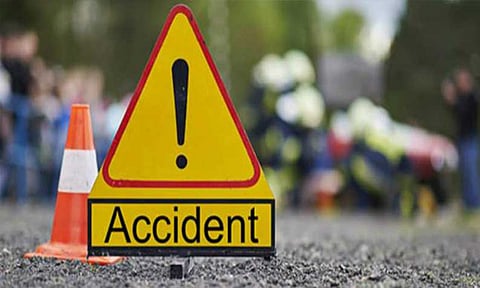 மதுரை: 2 கார்கள் நேருக்கு நேர் மோதல்; 5 பேர் பலி