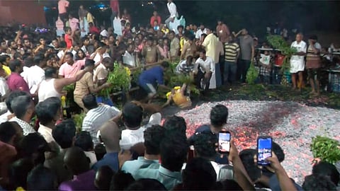 திருவள்ளூர் அருகே தீமித்தபோது அக்னி குண்டத்தில் தவறி விழுந்த பக்தர் காயமடைந்தார்