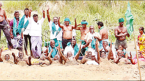 கர்நாடக அரசை கண்டித்து காவிரி ஆற்றில் மணலில் புதைந்து விவசாயிகள் போராட்டம்