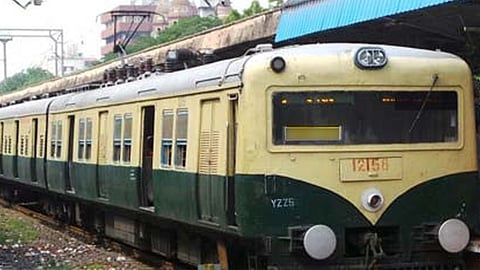 சென்னை: மின்சார ரெயில் படிக்கட்டு உடைந்து நடைமேடையில் உரசல்; பயணிகள் அதிர்ச்சி