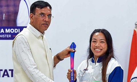 பளுதூக்குதல் வீரர்களை பாராட்டிய மத்திய மந்திரி