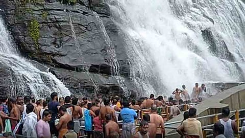 பழைய குற்றால அருவி தவிர மற்ற அருவிகளில் சுற்றுலாப் பயணிகள் குளிக்க அனுமதி வழங்கப்பட்டது.