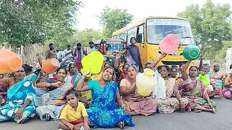 மதுராந்தகம் பகுதியில் பொதுமக்கள் சாலை மறியல் போராட்டத்தில் ஈடுபட்டனர்.