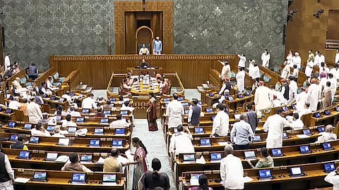 டெல்லி மாணவர் போராட்டம் விவகாரம்; எதிர்க்கட்சிகள் அமளியால் மக்களவை 2 மணி வரை ஒத்திவைப்பு