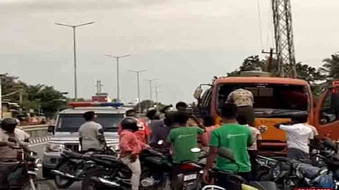 மதுபோதையில் டேங்கர் லாரியை இயக்கி, தொடர் விபத்துகளை ஏற்படுத்திய ஓட்டுநரை பொதுமக்கள் வீதி வீதியாக விரட்டிப் பிடித்தனர்.