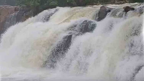 ஒகேனக்கல் காவிரியில் 2வது நாளாக 20,000 கன அடி நீர் சீறிப்பாய்கிறது.