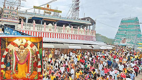 திருத்தணி முருகன் கோவிலில் ஆடிக்கிருத்திகை விழா கோலாகலமாக நடந்தது.