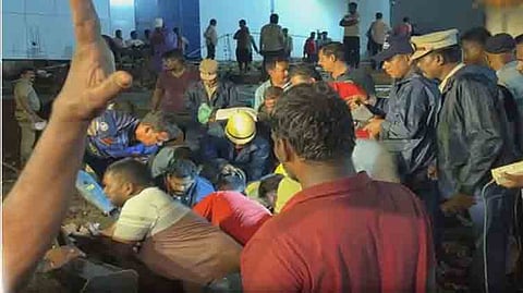 தனியார் தொழிற்சாலையின் மதில் சுவர் திடீரென இடிந்து விழுந்ததில் முதியவர் ஒருவர் பலியானார்.