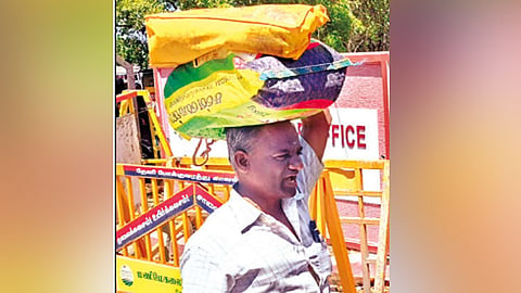 மனு மூட்டையுடன் வந்த நபரால் கலெக்டர் அலுவலகத்தில் பரபரப்பு