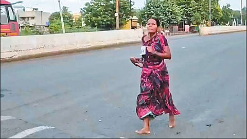 மகளின் படிப்பு செலவுக்காக வெறுங்காலுடன் மாரத்தானில் ஓடிய தாய்: முதலிடம் பிடித்து அசத்தல்