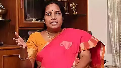 ‘கோவில்களில் செல்போனுக்கு முழுமையாக தடை விதிக்காமல் கட்டுப்பாடுகள் விதிக்கலாம்’ - வானதி சீனிவாசன் யோசனை