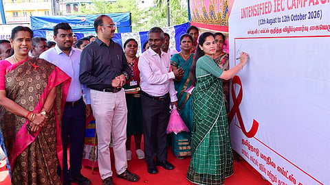 பொதுமக்களிடம் எச்.ஐ.வி. விழிப்புணர்வு: தொடங்கி வைத்தார் மேயர் பிரியா
