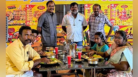 தங்கக் கம்மலை நேர்மையாக ஒப்படைத்த சிறுமி; அசைவ விருந்து வைத்து கவுரவிப்பு.