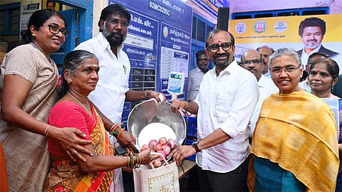 ரேஷன் கடைகளில் வெங்காய விற்பனை: அமைச்சர்கள் தொடங்கி வைத்தனர்