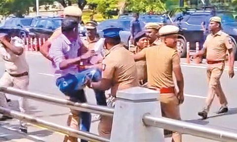 முதல்-அமைச்சர் விஜய் வாகனத்தை மறிக்க முயன்ற 8 பேர் மீது வழக்குப்பதிவு