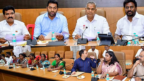 சென்னையில் தூய்மைப் பணியாளர்களுடன் அவர்களது கோரிக்கைகள் குறித்து அமைச்சர்கள் பேச்சுவார்த்தை