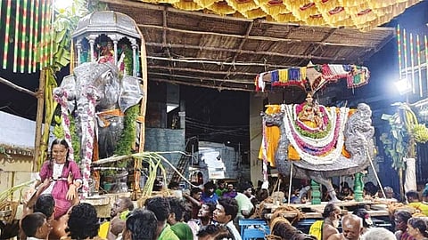திருச்செந்தூர் ஆவணி திருவிழா, சுவாமி குமரவிடங்க பெருமான் வெள்ளி யானை வாகனத்திலும், வள்ளி அம்பாள் வெள்ளி சரப வாகனத்திலும் எழுந்தருளி வீதிஉலா வந்தனர்