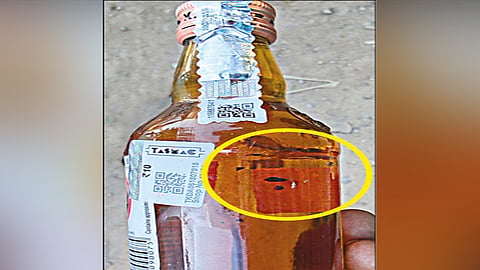 டாஸ்மாக் கடையில் வாங்கிய குவாட்டர் பாட்டிலில் ‘வண்டு’ - குடித்த மதுப்பிரியருக்கு வாந்தி-மயக்கம்