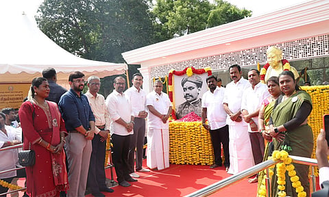 வ.உ.சிதம்பரனார் திருவுருவப் படத்திற்கு அமைச்சர்கள் மலர் தூவி மரியாதை