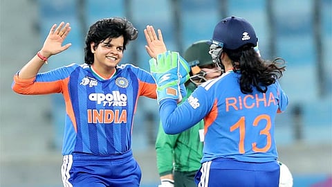 பெண்கள் ஆசிய கோப்பை: இந்தியா அபார பந்து வீச்சு - பாகிஸ்தான் 55 ரன்களுக்கு ஆல் அவுட்