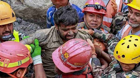 நேபாள பெருவெள்ளம், 9 நாட்களுக்கு பிறகு 2 பேர் உயிருடன் மீட்கப்பட்டனர்