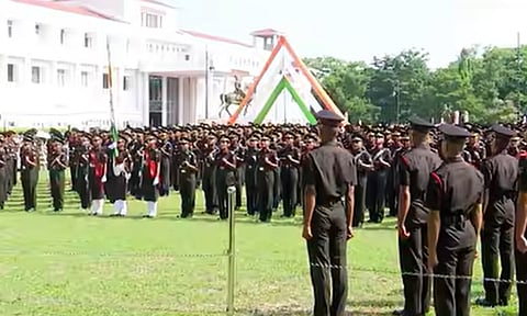 11 மாத பயிற்சியை நிறைவு செய்த ராணுவ அதிகாரிகள் - உறுதிமொழி ஏற்று பணியில் இணைந்தனர்