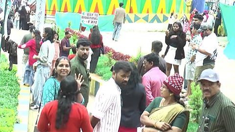 வார விடுமுறையையொட்டி ஊட்டியில் குவிந்த சுற்றுலா பயணிகள்