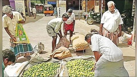 புளியங்குடி சந்தையில் எலுமிச்சை பழங்கள் விற்பனைக்காக குவித்து வைக்கப்பட்டுள்ளன.