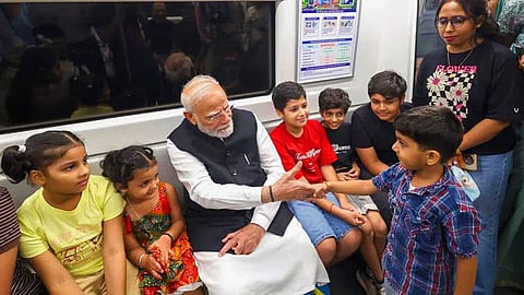 மெட்ரோ ரெயிலில் பயணம் செய்த பிரதமர் மோடி: பயணிகளுடன் கலந்துரையாடிய வீடியோ வைரல்