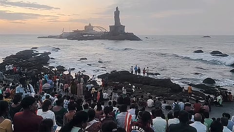 விடுமுறை தினம்: கன்னியாகுமரியில் குவிந்த சுற்றுலா பயணிகள்