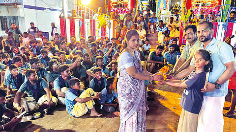 கிருஷ்ண ஜெயந்தி விழா: உறியடி பானை பொருட்கள் ரூ.8 லட்சத்துக்கு ஏலம்