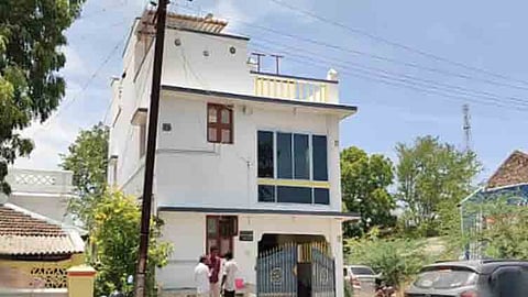 எட்டயபுரத்தில் தலைமை ஆசிரியர் வீட்டில் 100 பவுன் நகைகள் கொள்ளை.