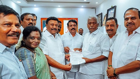 இடைத்தேர்தலில் ஆதரவு கோரி அதிமுகவினர் நயினார் நாகேந்திரனுடன் சந்திப்பு