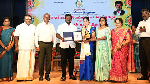 இளம் கலைஞர்களுக்கான மாநில கலைப்போட்டி: வெற்றி பெற்றவர்களுக்கு அமைச்சர் ராஜ்மோகன் பரிசுகள் வழங்கினார்