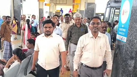 கிளாம்பாக்கத்தில் பேருந்துகள் தாமதம்; ஆய்வுக்கு வந்த போக்குவரத்துத் துறை செயலாளரிடம் பயணிகள் வாக்குவாதம்