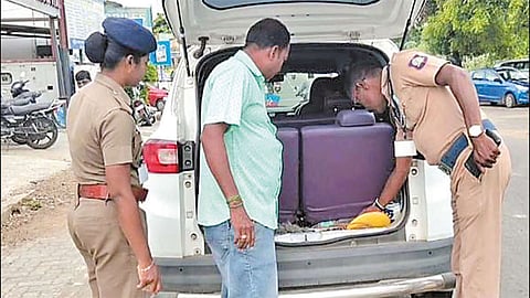 அதிகாரிகள் தீவிர வாகன சோதனை