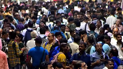 தொடர் விடுமுறை நிறைவு: ரெயில், பஸ்களில் அலைமோதிய பயணிகள் கூட்டம்
