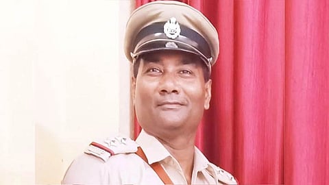 மேற்குவங்காளம்: போலீஸ் சப்-இன்ஸ்பெக்டர் தூக்கிட்டு தற்கொலை - அதிர்ச்சி சம்பவம்