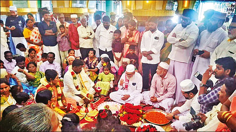நாகூர் தர்காவில் இந்து மத ஜோடிக்கு நடந்த திருமணம்