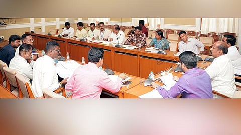 பருவமழை முன்னெச்சரிக்கை நடவடிக்கைகள் தொடர்பாக அமைச்சர் விஜய் தமிழன் பார்த்திபன் தலைமையில் ஆலோசனைக் கூட்டம்