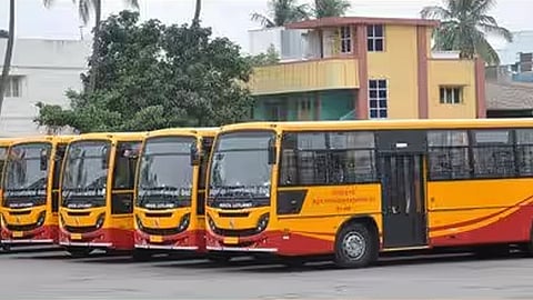 த.வெ.க., கொடி வண்ணத்தில் தயார் நிலையில் அரசு
பஸ்கள்