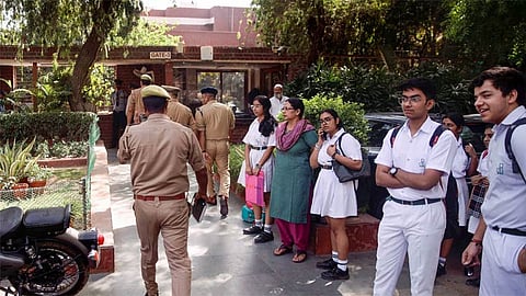 டெல்லியில் பள்ளிகளுக்கு வெடிகுண்டு மிரட்டல் - போலீசார் விசாரணை