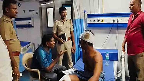 உளுந்தூர்பேட்டையில் இளைஞரை சவுக்கு தோப்புக்குள் தூக்கிச் சென்று தாக்கி நகை, பணம் கொள்ளை.