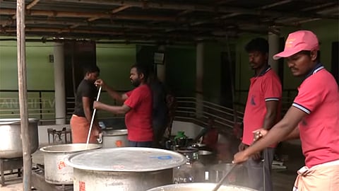 மதுரை மீனாட்சி அம்மன் கோவில் கும்பாபிஷேகம் - ஒரு லட்சம் பக்தர்களுக்கு அன்னதானம் வழங்க ஏற்பாடு