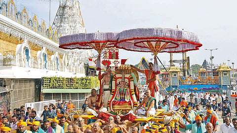 திருப்பதி பிரம்மோற்சவ விழா, சின்ன சேஷ வாகனத்தில் மலையப்ப சுவாமி எழுந்தருளி மாட வீதிகளில் வலம் வந்து பக்தர்களுக்கு அருள்பாலித்தார்.