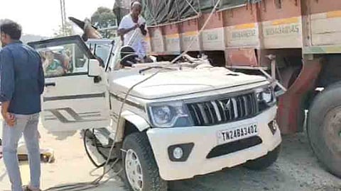 ஆந்திராவில் நிறுத்தப்பட்ட லாரி மீது கார் மோதிய விபத்தில் பெண் பலி.