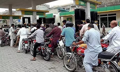 பெட்ரோல் தட்டுப்பாடு: பாகிஸ்தானில் லாக்டவுன் பாணியில் கட்டுப்பாடுகள் அமல்