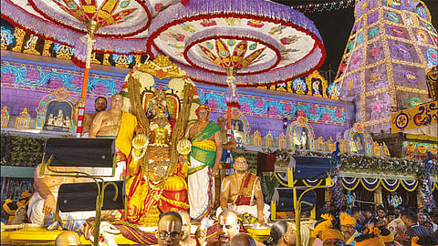 திருப்பதி பிரம்மோற்சவ விழா: தங்கக் கருட வாகனத்தில் மலையப்பசாமி வீதி உலா