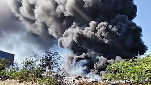 ஆறுமுகனேரி அருகே பழைய இரும்பு குடோனில் தீவிபத்து.