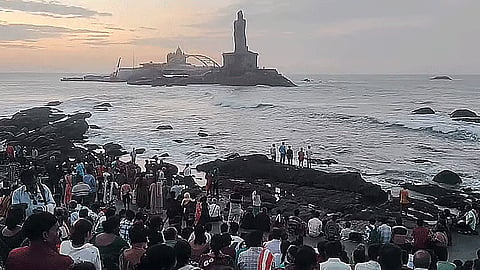 விடுமுறை தினம்: கன்னியாகுமரியில் குவிந்த சுற்றுலா பயணிகள்